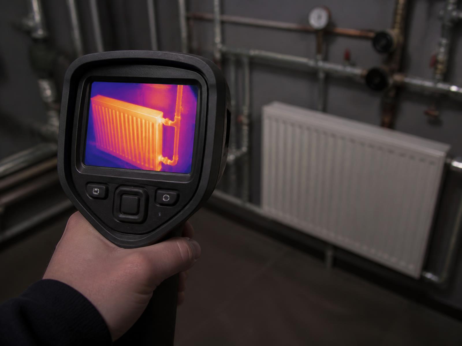 Termokamera sníma teplotný profil radiátora